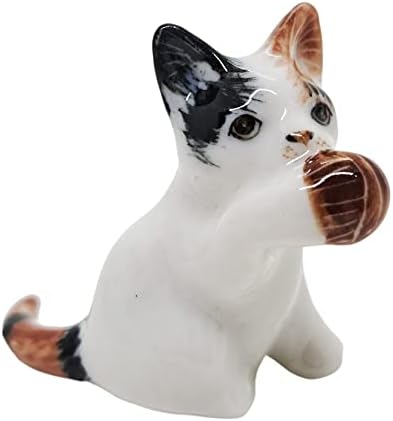 Witnystore 1¾ ישיבה ארוכה אוחזת כדור חוט טריקולור חתול קרמיקה פסלונין - קליקו חתלתול זעיר חתול זעיר